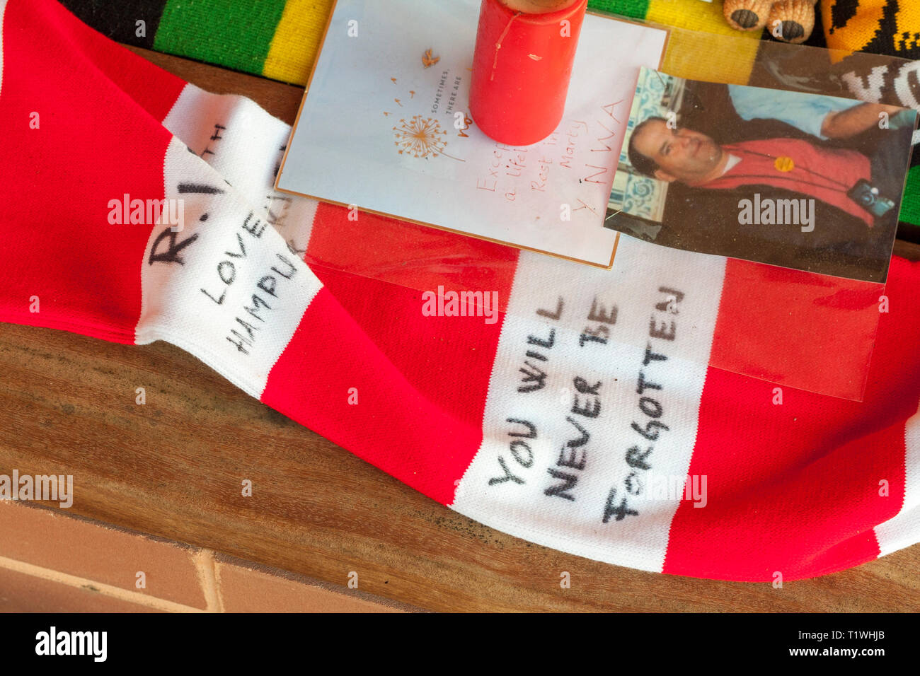 Un close-up di personal omaggi a sinistra sul disastro di Hillsborough memorial fuori Anfield, casa di Liverpool FC Foto Stock