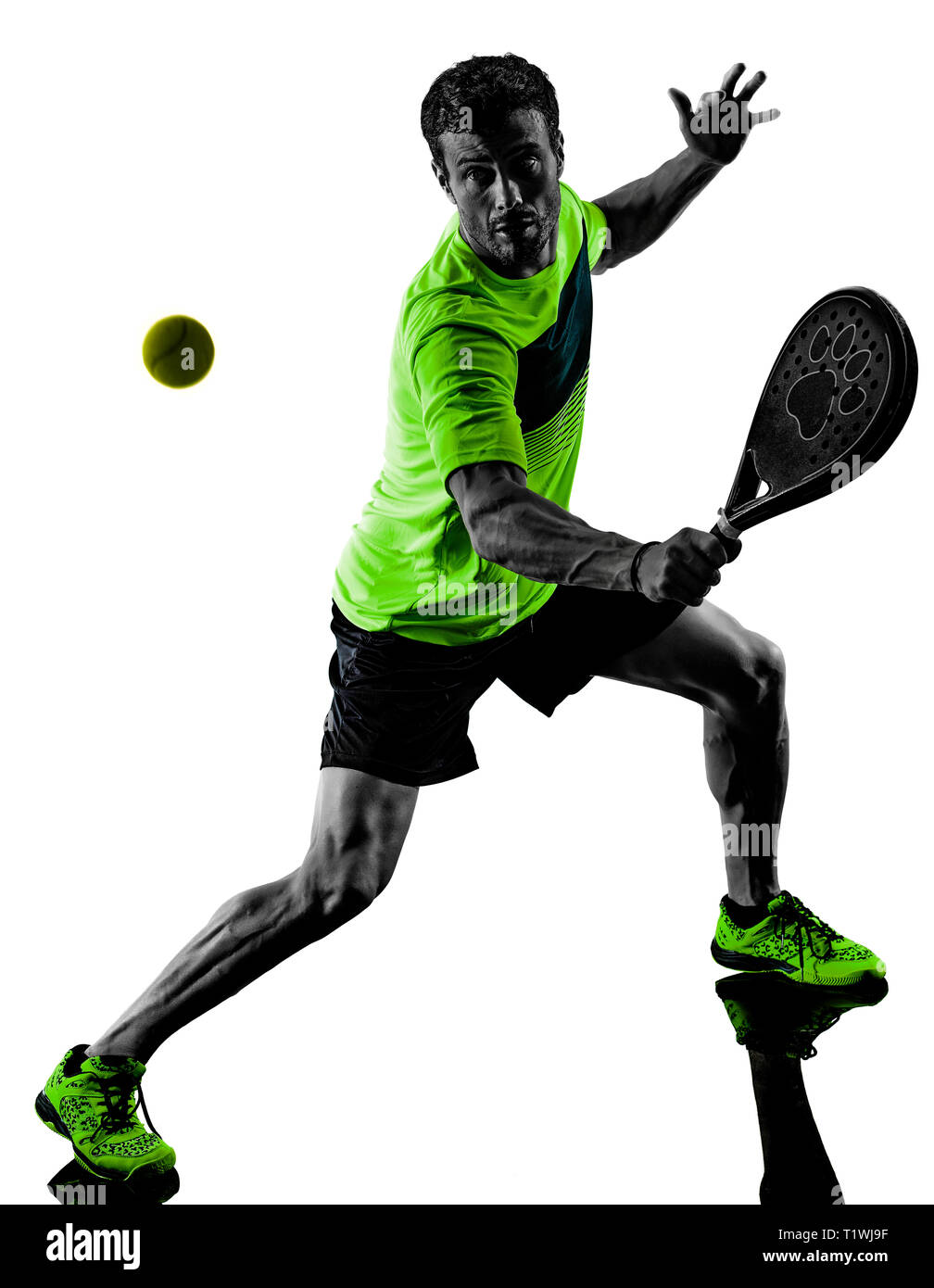 Un uomo caucasico giocare a paddle tennis player isolati su sfondo bianco Foto Stock