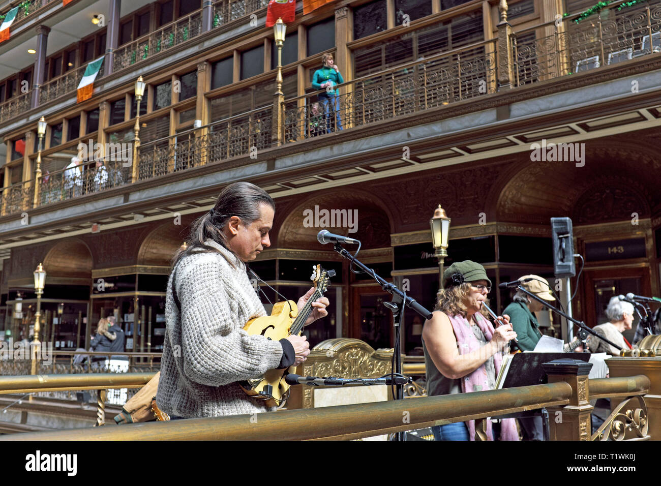 La musica irlandese è giocato su un atterraggio all'interno del Cleveland Arcade che è un hub importante per Cleveland Ohio San Patrizio celebrazioni della Giornata. Foto Stock