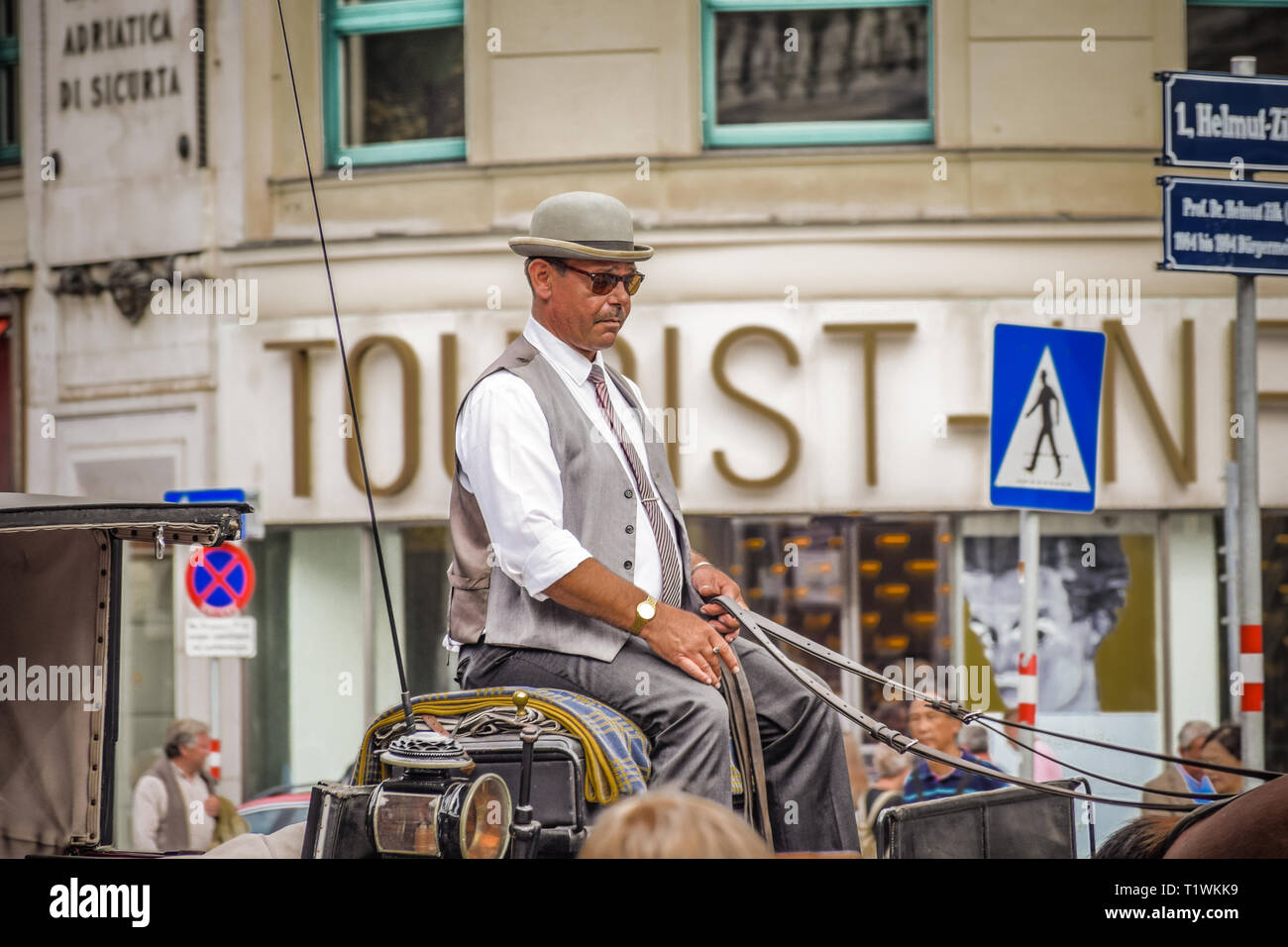 Vienna, Austria - Settembre , 15, 2019: driver carrello conduce attraverso le strade di Vienna, circondato da cartelli stradali Foto Stock