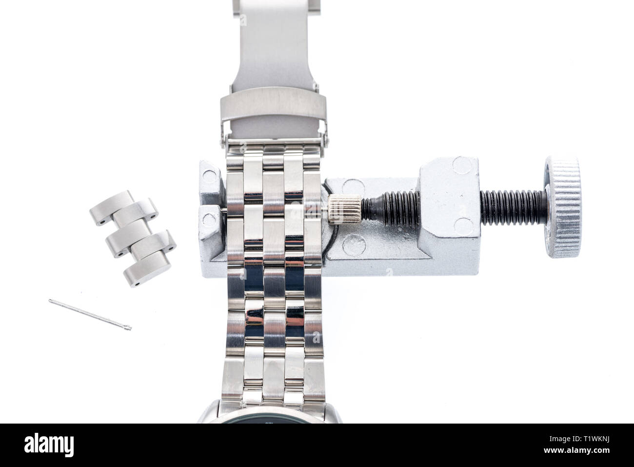 Un guardare il pin che viene spinto fuori da una banda di guardare con un orologio link attrezzo di smontaggio isolato su un background. Foto Stock