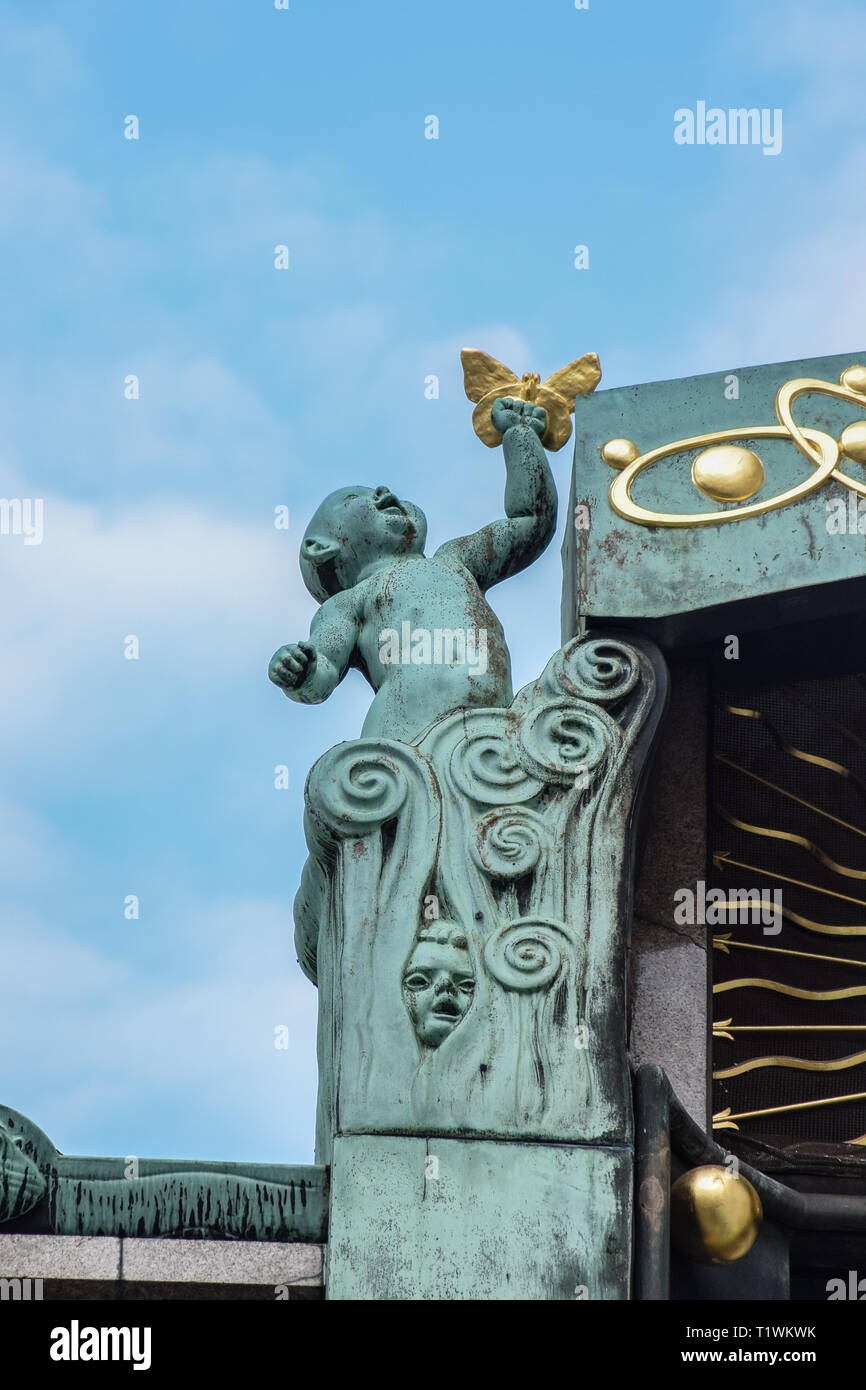 Vienna, Austria - Settembre , 15, 2019: Baby con una farfalla che rappresentano la nascita e la vita, parte dell'Anker scultura di clock nel centro di Vienna Foto Stock