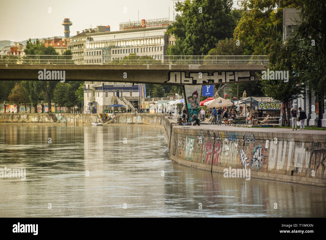 Vienna, Austria - Settembre , 15, 2019: le persone che si godono la serata dal Canale del Danubio a Vienna Foto Stock