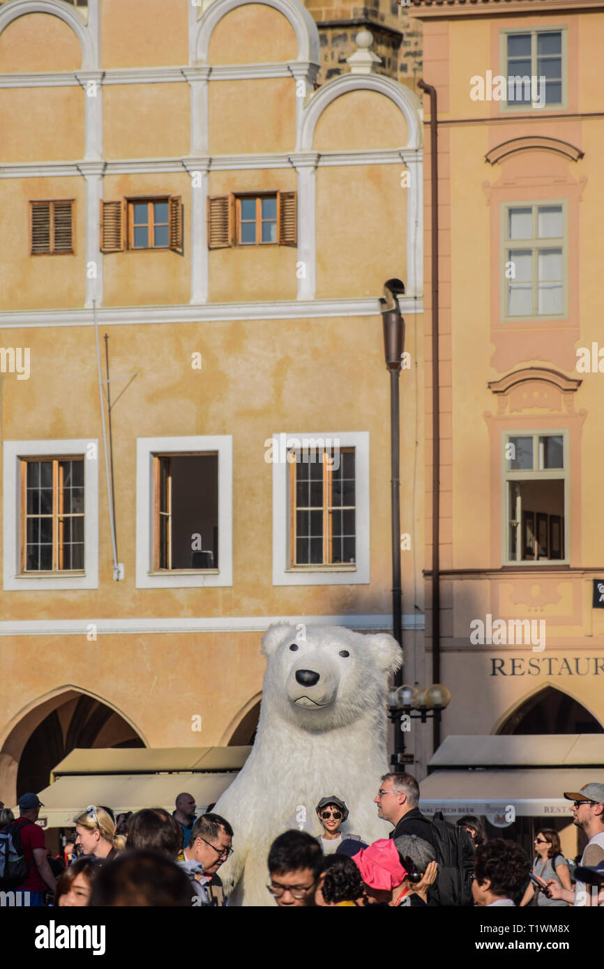 Praga, Repubblica Ceca - Settembre , 17, 2019: funny tourist fotografato con un gigante gonfiabile orso polare in Piazza della Città Vecchia Foto Stock