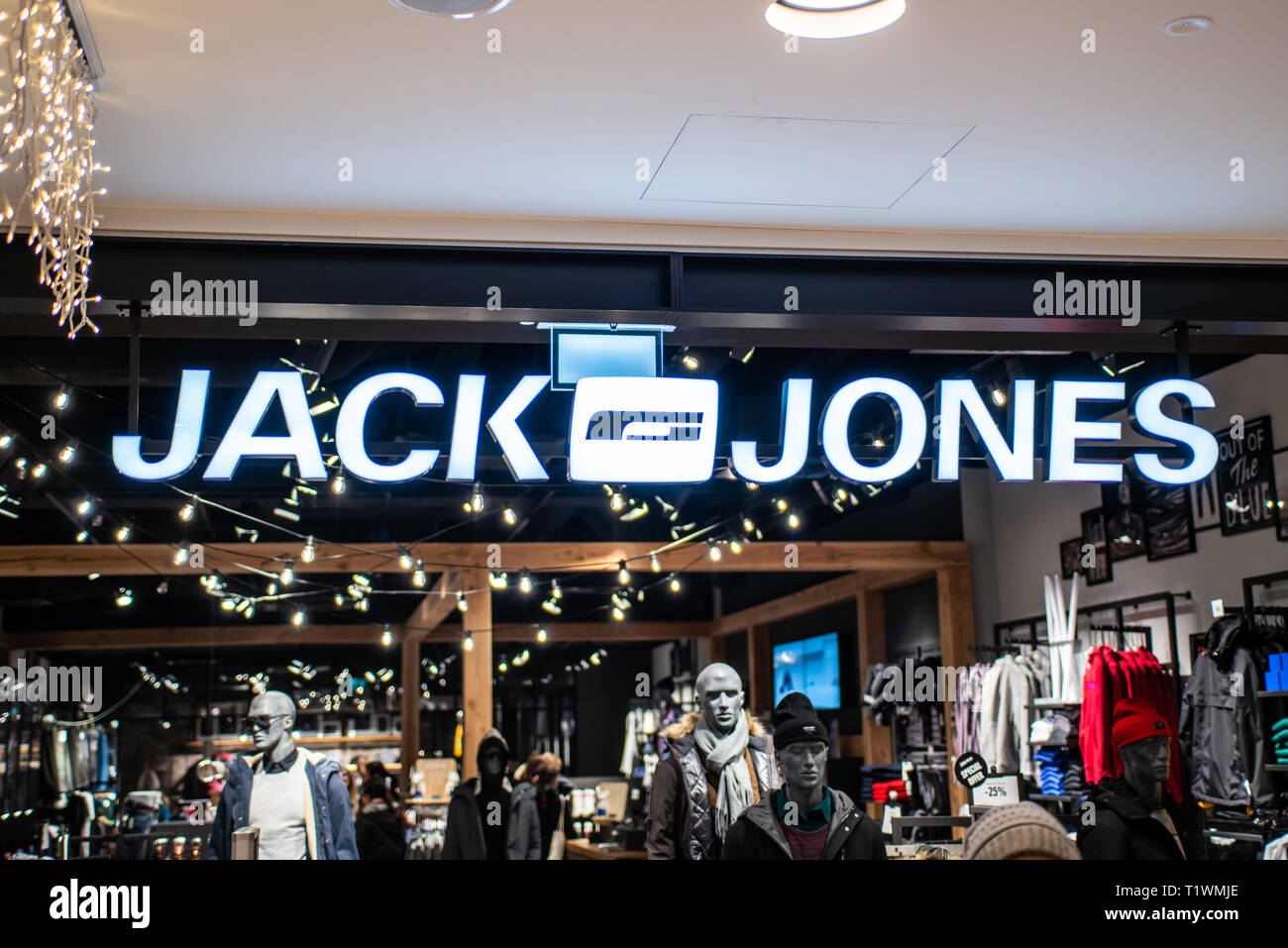 Koblenz Germania 15.12.2018 - Jack e Jones logo del negozio di lusso nel  centro dello shopping nel cuore della città Foto stock - Alamy