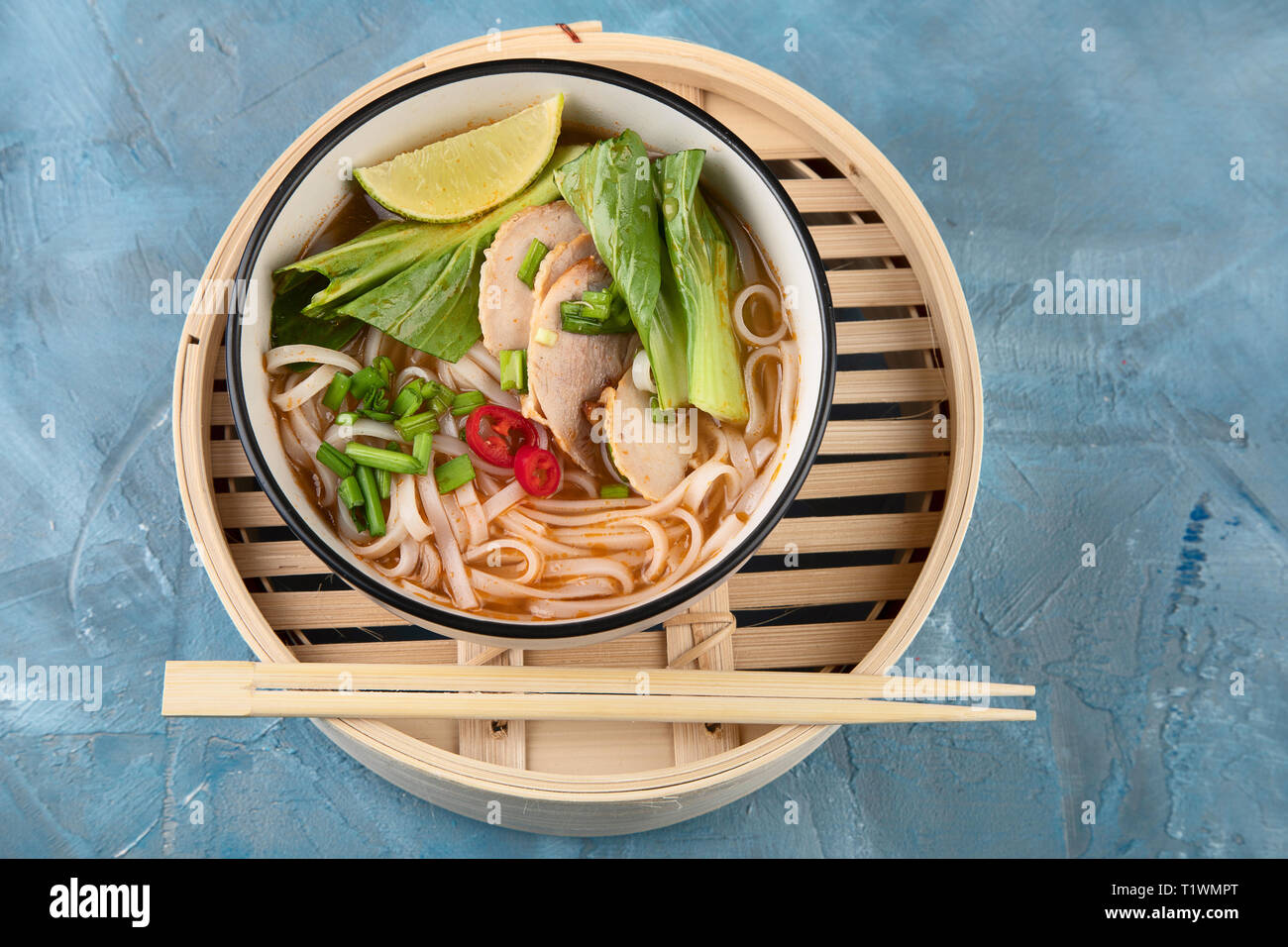 Asian noodle soup. Vista superiore Foto Stock