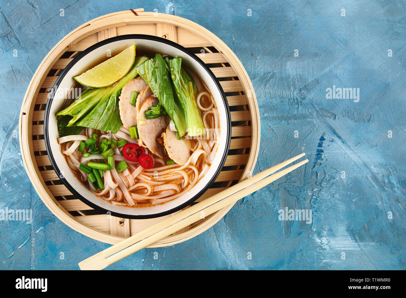 Asian noodle soup. Vista da sopra con lo spazio di copia Foto Stock