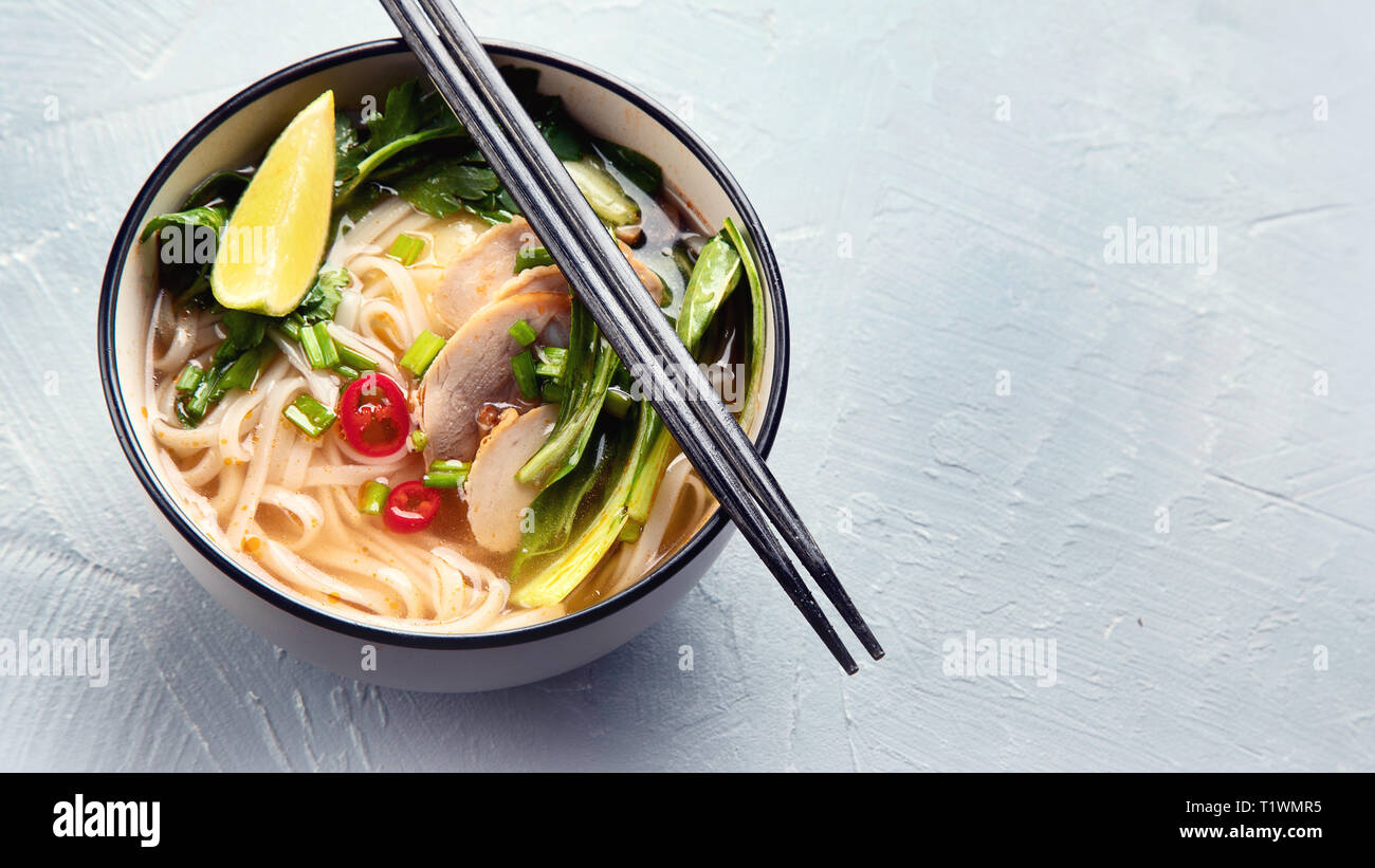 Asian noodle soup. Vista da sopra con lo spazio di copia Foto Stock