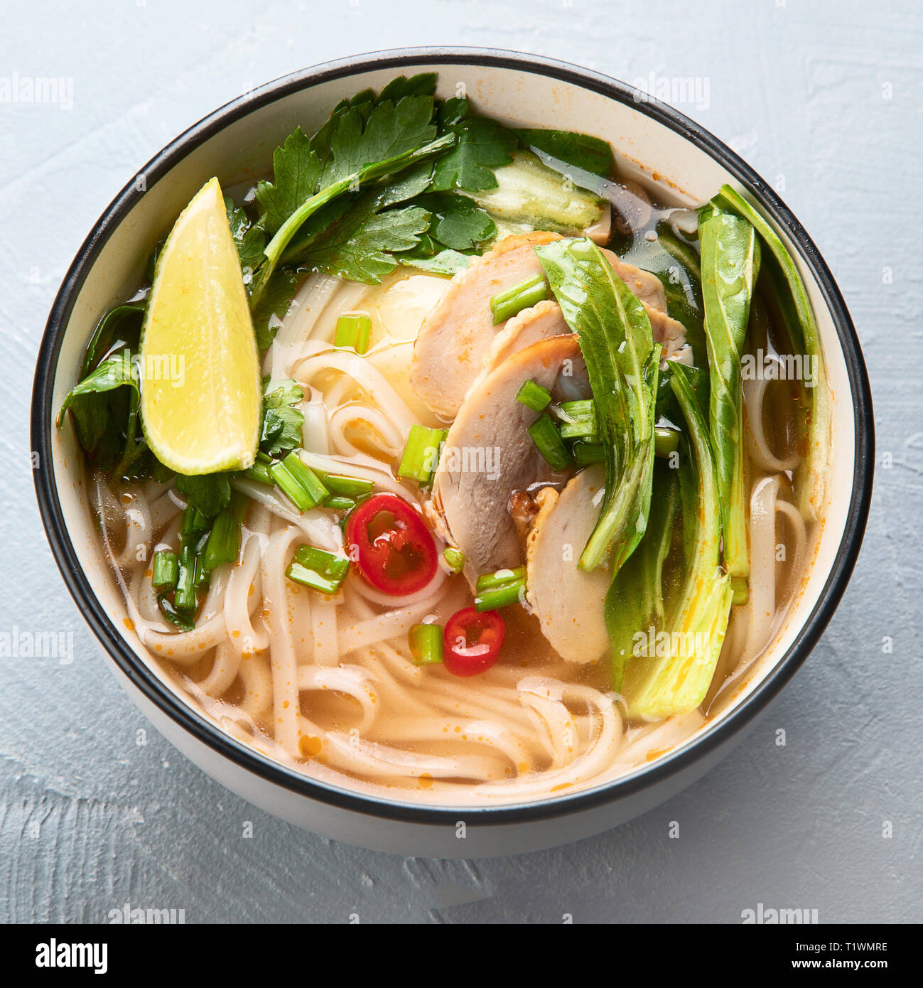 Asian noodle soup. Vista superiore Foto Stock