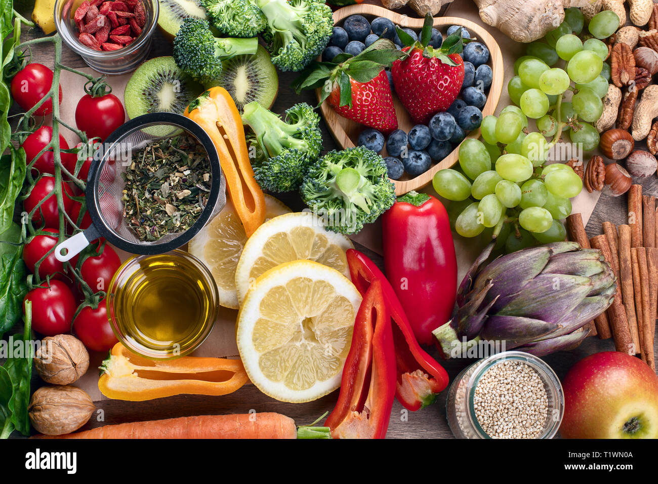 Prodotti naturali ricchi di antiossidanti e vitamine. Sana e pulita detox food - Ortaggi e legumi, frutta, superfoods Foto Stock