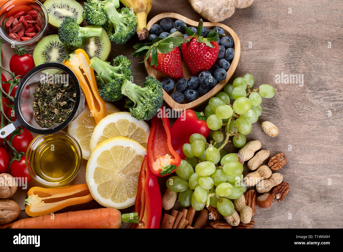 Prodotti naturali ricchi di antiossidanti e vitamine. Sana e pulita detox food - Ortaggi e legumi, frutta, superfoods Foto Stock