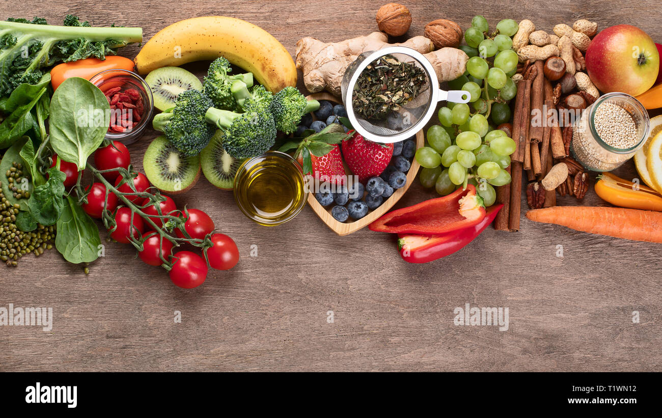 Prodotti naturali ricchi di antiossidanti e vitamine. Sana e pulita detox food - Ortaggi e legumi, frutta, superfoods Foto Stock