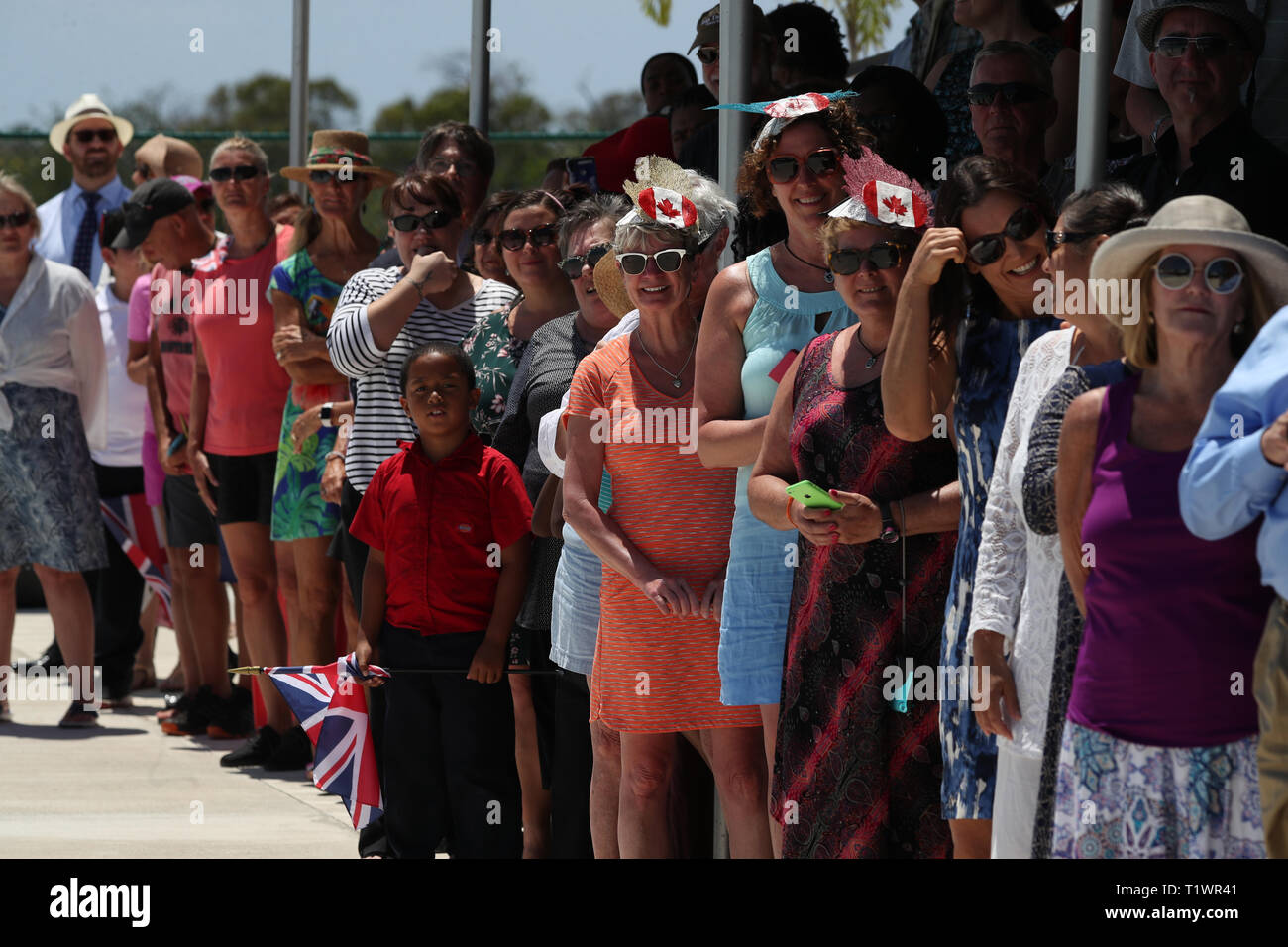 La folla aspetta di vedere il Principe di Galles apre la piscina Cayman Brac e frequenta un ricevimento durante la sua visita alle Isole Cayman. Foto Stock