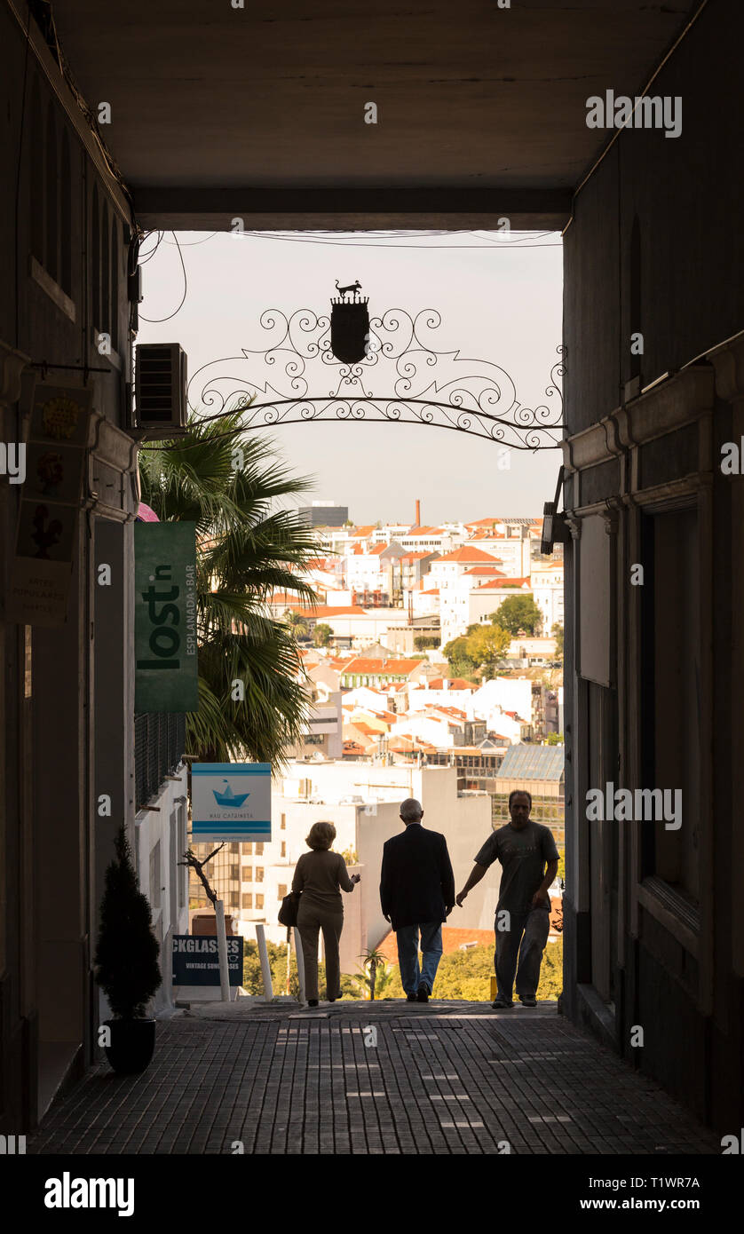 Gruppo di persone a piedi attraverso un passaggio nel Barrio Alto quartiere. Lisbona, Portogallo europeo urban nella vita della città. Foto Stock