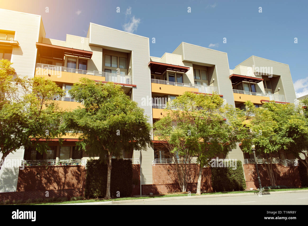 Vista di un moderno edificio di appartamenti in una giornata di sole con illuminazione calda Foto Stock