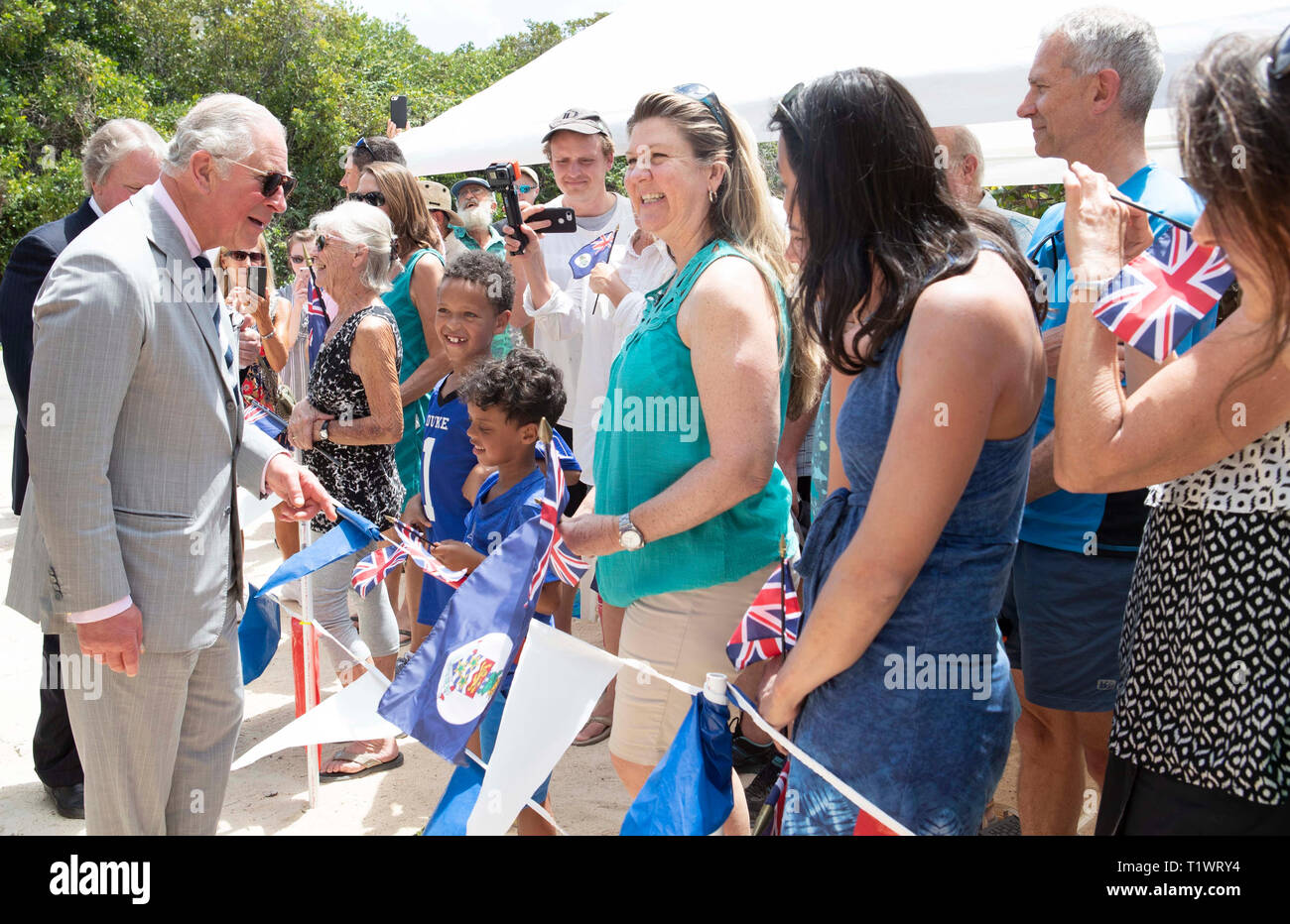 Il Principe di Galles durante la sua visita a Little Cayman evidenziando la conservazione delle risorse marine come parte del suo tour delle Isole Cayman. Foto Stock