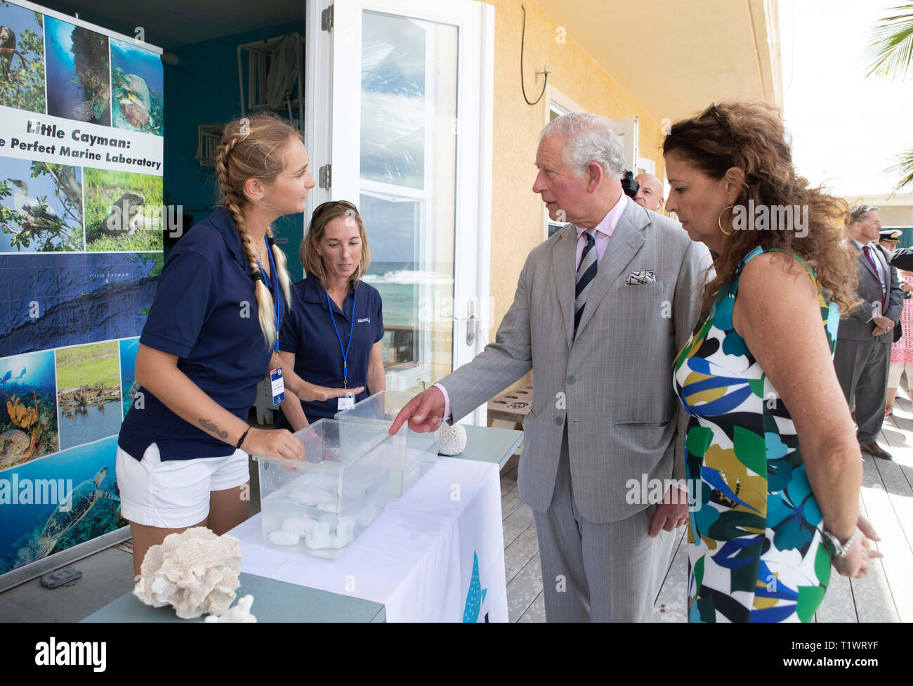Il Principe di Galles durante la sua visita a Little Cayman evidenziando la conservazione delle risorse marine come parte del suo tour delle Isole Cayman. Foto Stock