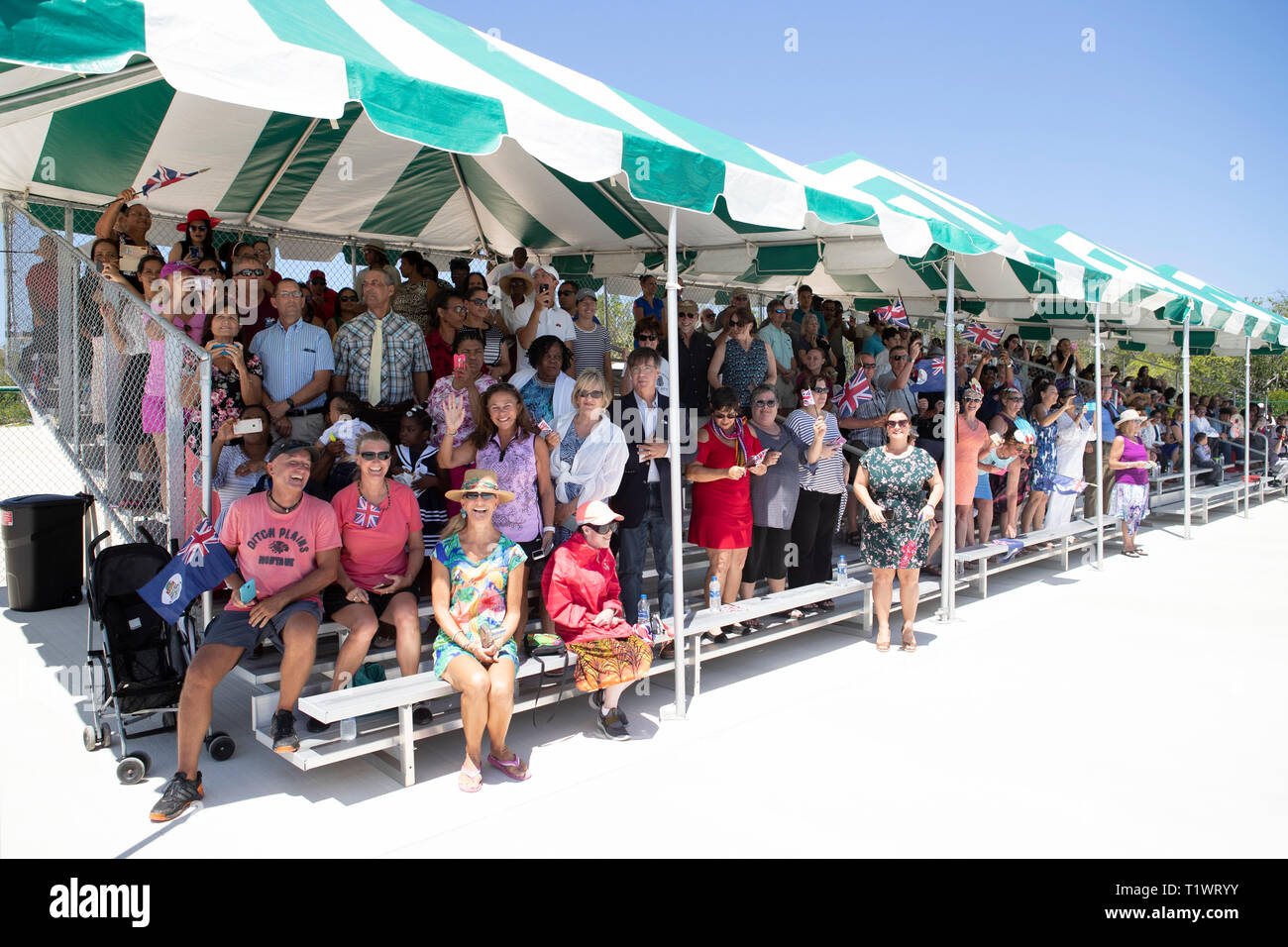 La gente guarda come il Principe di Galles apre la piscina Cayman Brac e frequenta un ricevimento durante la sua visita alle Isole Cayman. Foto Stock