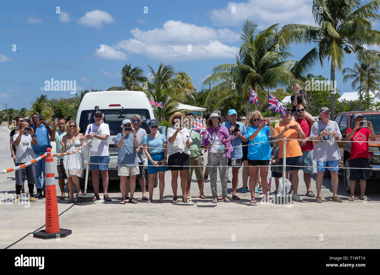 La gente guarda come il Principe del Galles in visita Little Cayman per evidenziare la conservazione delle risorse marine come parte del suo tour delle Isole Cayman. Foto Stock