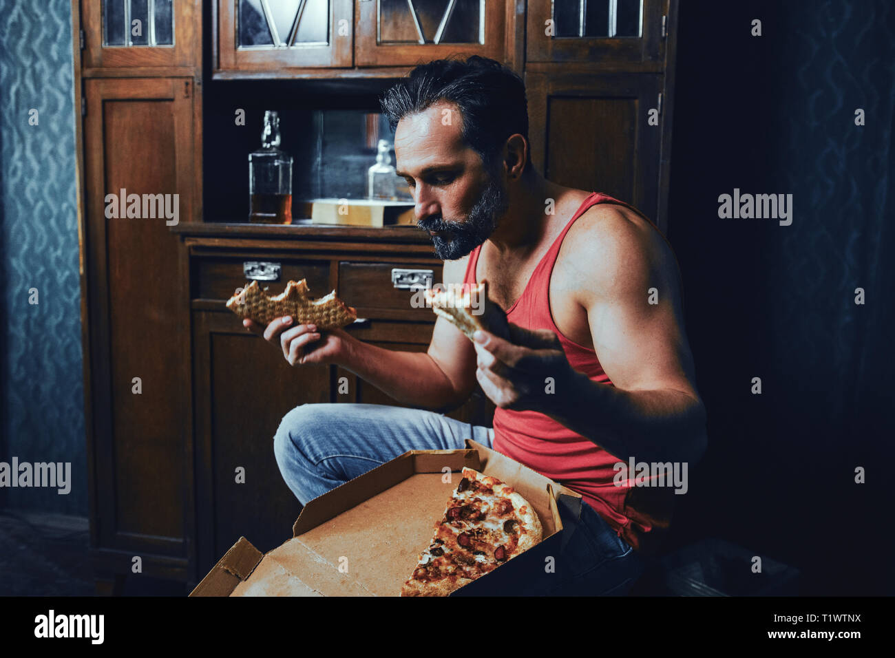 Bel uomo affamato è mangiare la pizza. Foto Stock