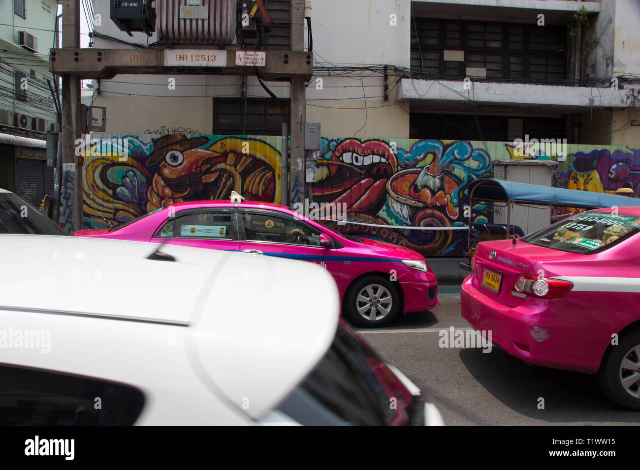 Bangkok taxi driver strade di guida vicino a Khao San Road Foto Stock