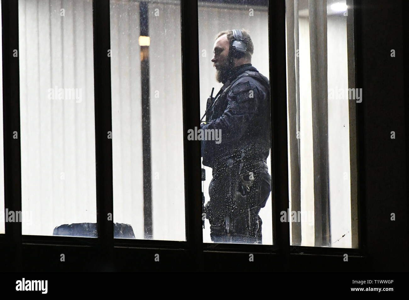 Un agente di polizia armato all'interno di Londra la moschea centrale, vicino a Regent's Park di Londra dopo che un uomo è stato trovato con stab lesioni in una strada vicina. Foto Stock