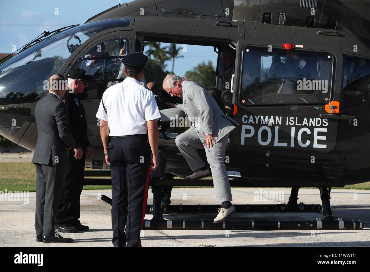 Il Principe di Galles che arrivano in un elicottero della polizia per soddisfare hurricane relief personale durante la sua visita alle Isole Cayman. Foto Stock