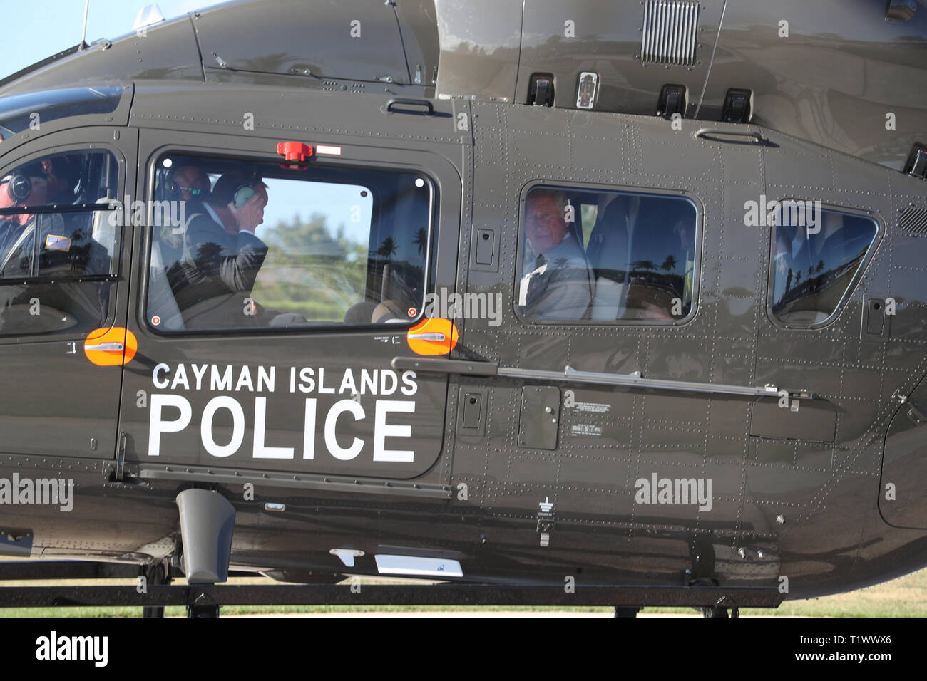 Il Principe di Galles con regolatore Martyn Roper in un elicottero della polizia, arrivando a soddisfare hurricane relief personale durante la sua visita alle Isole Cayman. Foto Stock