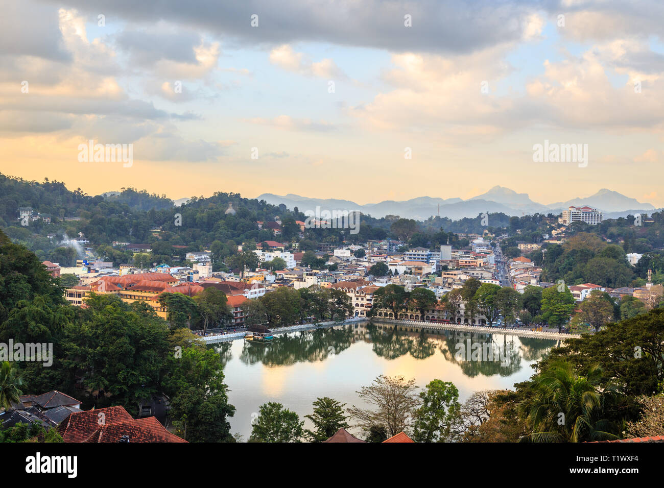 Srilankan Kandy panorama cittadino con il lago in primo piano, provincia centrale, Sri Lanka Foto Stock