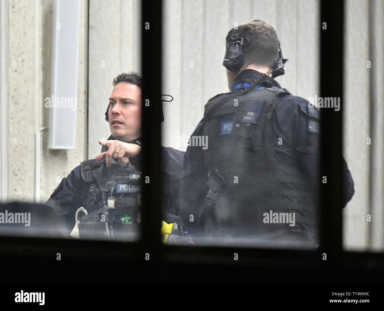 I funzionari di polizia all'interno di Londra la moschea centrale, vicino a Regent's Park di Londra dopo che un uomo è stato trovato con stab lesioni in una strada vicina. Foto Stock