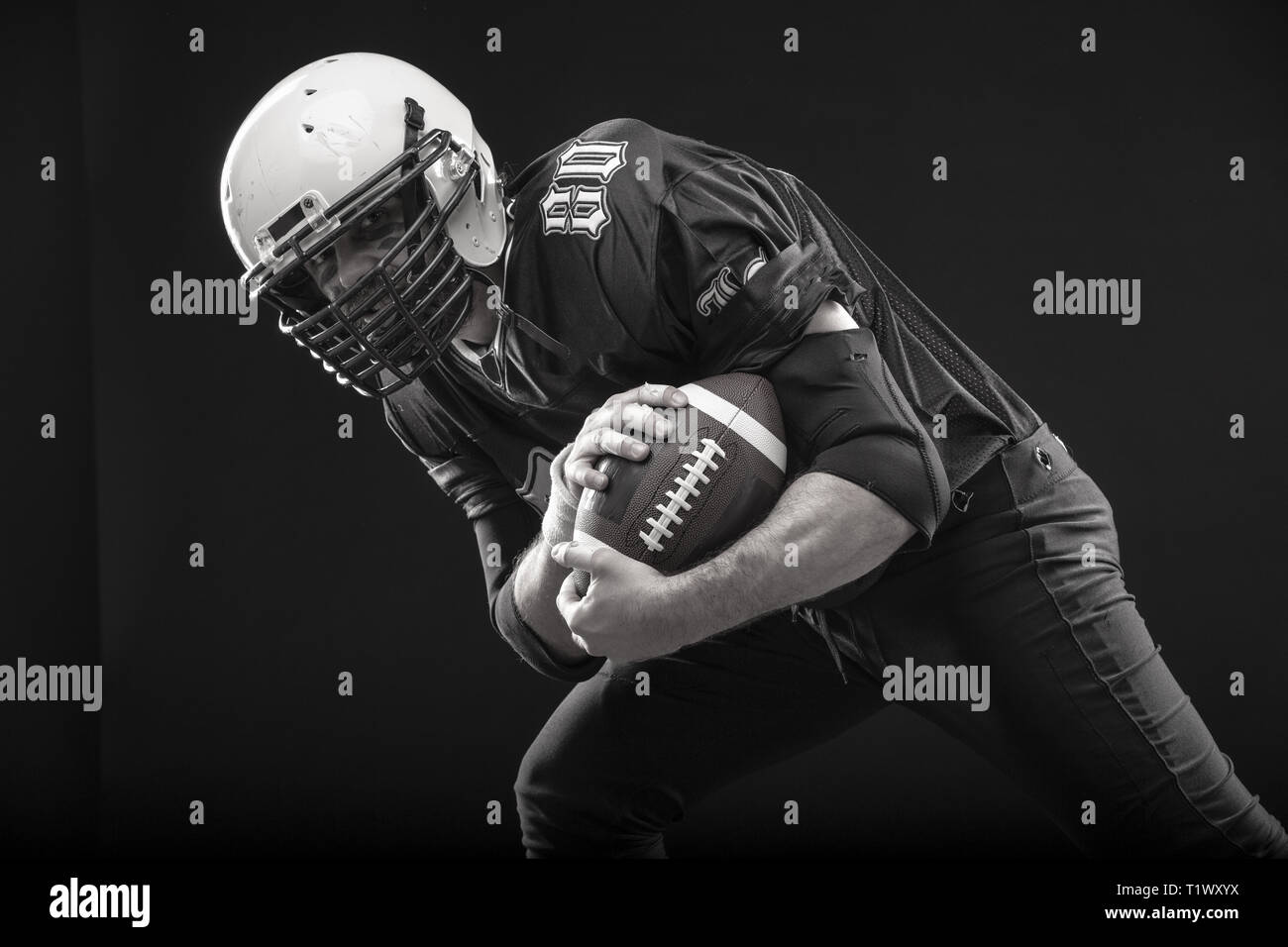 Barbuto giocatore di football americano nel casco, ritratto. Foto Stock