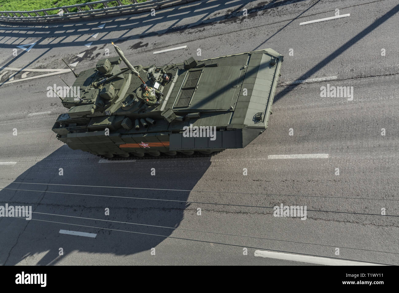 Il 9 maggio 2015. Pesanti combattimenti di fanteria veicolo T-15 Armata ritorna dalla Piazza Rossa dopo la vittoria di parata, top-vista posteriore. Foto Stock