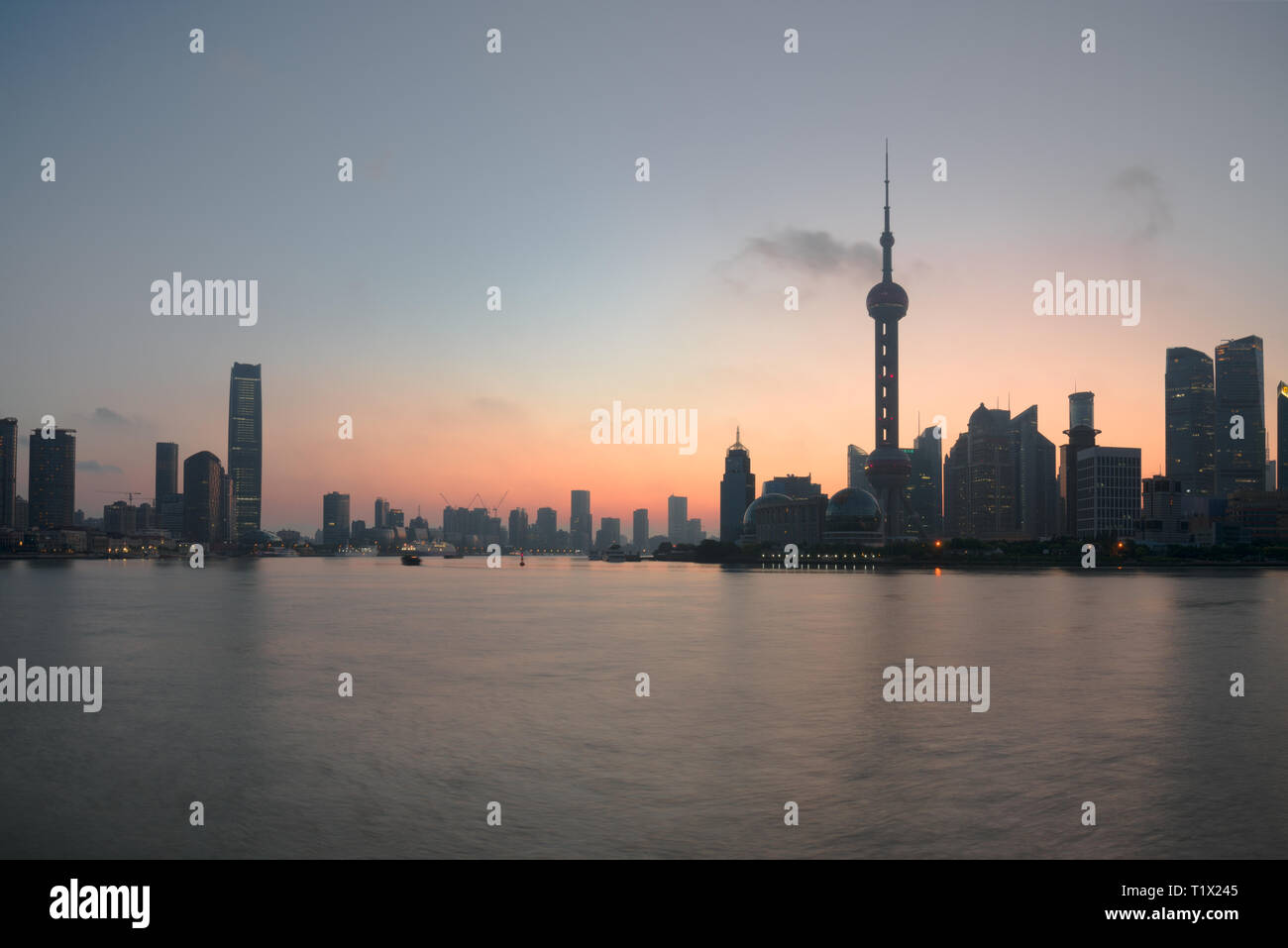 Il Bund nelle prime ore del mattino al sorgere del sole. Vista di Pudong e il fiume Huangpu dal Bund a Shanghai in Cina Foto Stock