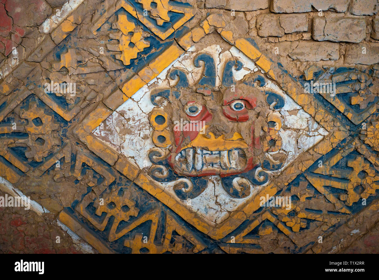 Dipinto murale bassorilievo del Dio creatore Ai Apaec nella Piramide della Luna o Huaca de la Luna costruita in mattoni di adobe, civiltà Moche, Trujillo, Perú. Foto Stock