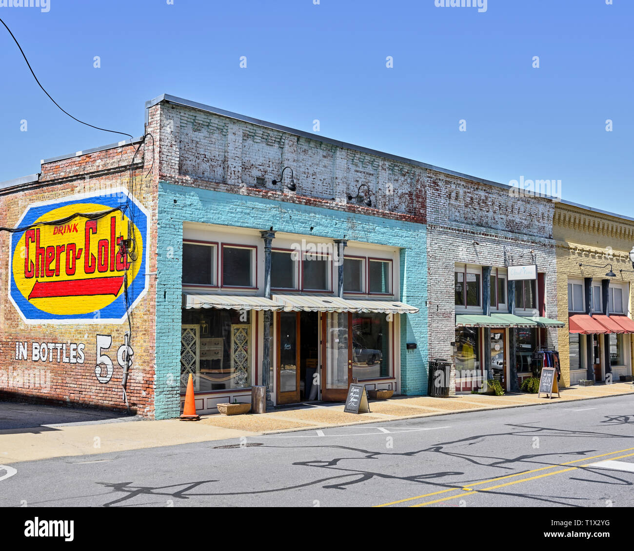 Piccola città USA, negozi o negozi con dipinta la pubblicità su edificio in città Alexander Alabama, Stati Uniti d'America. Foto Stock