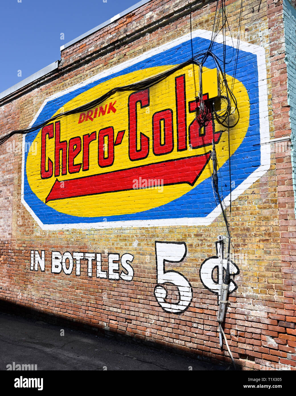 Pubblicità esterna o di marketing con colori luminosi dipinto su una parete di un edificio per Chero-Cola in città Alexander Alabama, Stati Uniti d'America. Foto Stock