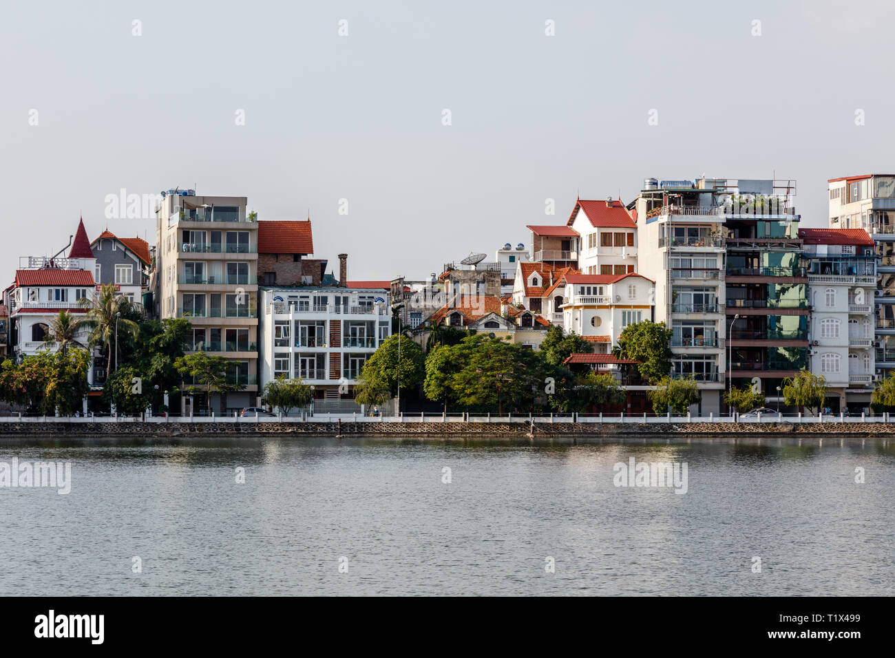 Quan Tay Ho oppure Westlake del distretto di Hanoi. In riva al lago dei Tay con edifici residenziali e ristoranti. Il Vietnam. Foto Stock