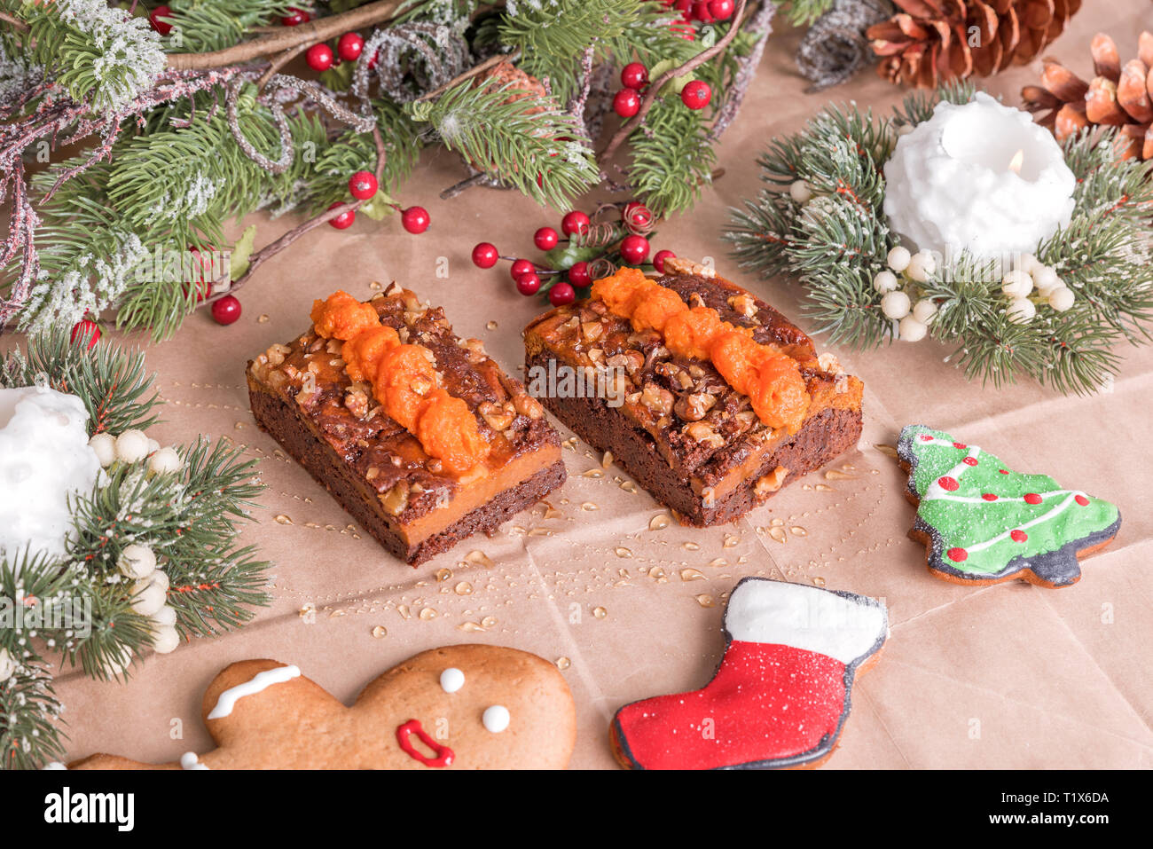 In casa torta di zucca con noci decorato con biscotti di Natale e pino. Foto Stock