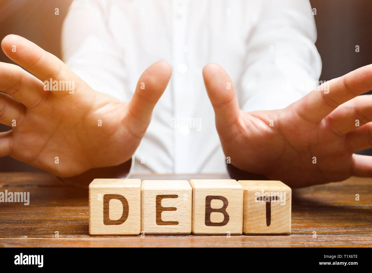 Un imprenditore è recintata da debito. Rifiuto di prestiti a tassi di interesse elevati, costosi prestiti. Incapacità di pagare il debito, difficoltà economiche. U Foto Stock