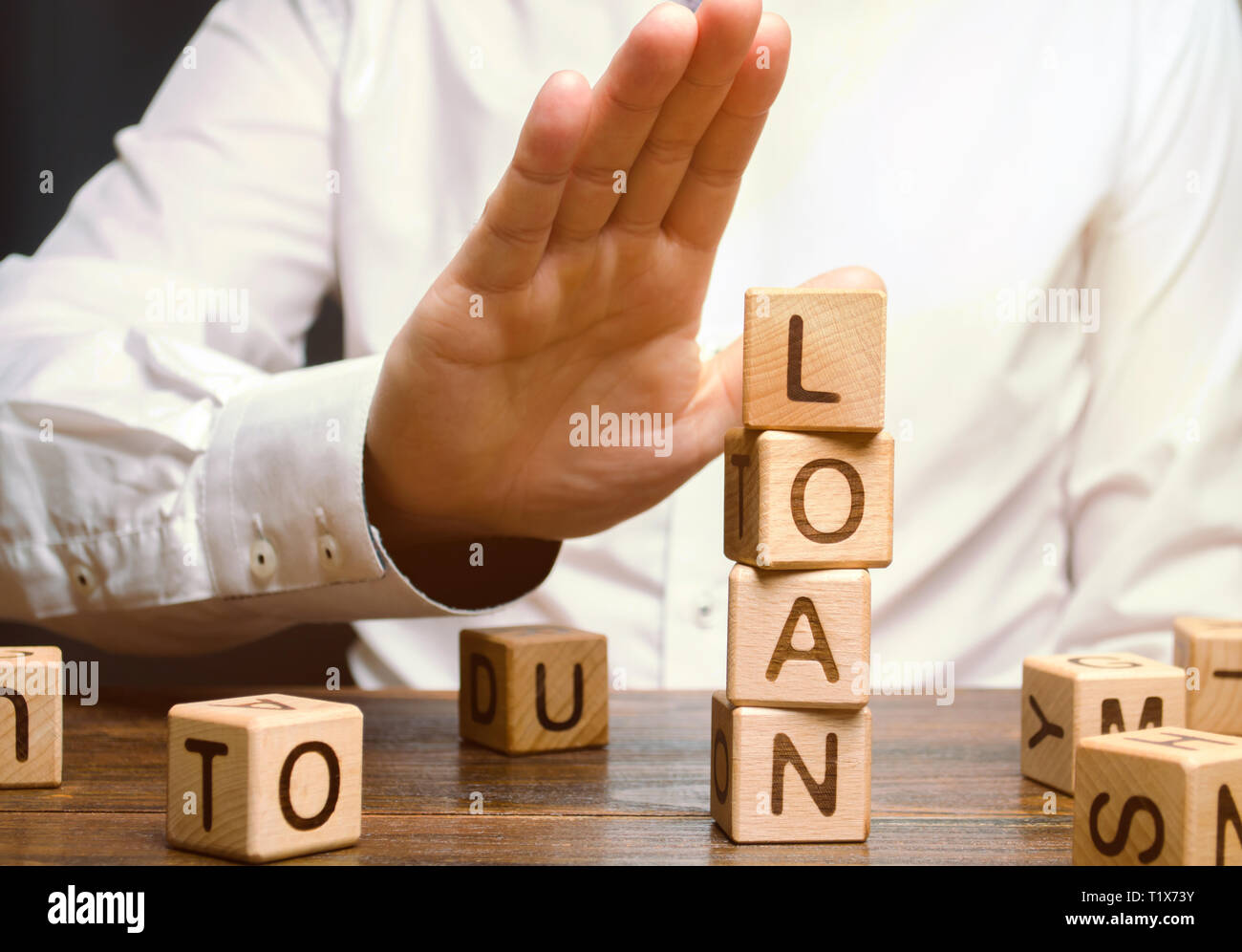 L imprenditore rifiuta costoso e rischioso prestiti. Gestione aziendale e investimenti di ricerca. La banca rifiuta il rilascio di un prestito, il credito del cliente hi Foto Stock