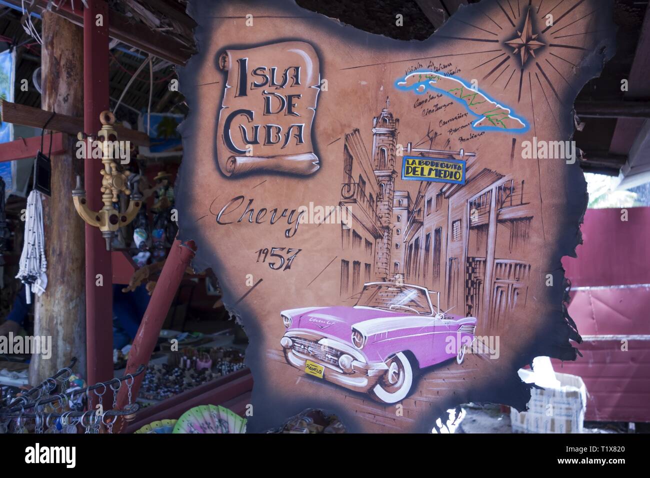 Dettaglio di un turista Souvenir Shop mostra amatoriale di disegno classico vecchio cubano auto e architettura coloniale a Cayo Largo del Sur Island in Cuba Foto Stock