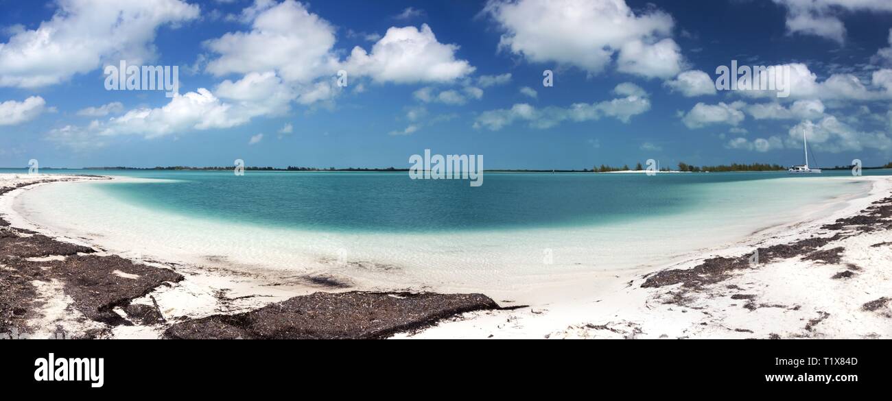 Playa Paraiso ampio paesaggio panoramico Cayo largo Tropical Island Vacation Beach Low Clouds Virgin White Sand Blue Caribbean Sea Skyline Cuba Foto Stock