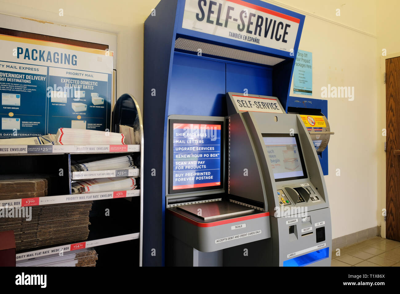 Auto-stazione di servizio all'interno di un servizio postale degli Stati Uniti ufficio; il self-service automatizzato post per dopo ore ai clienti a USPS post office. Foto Stock