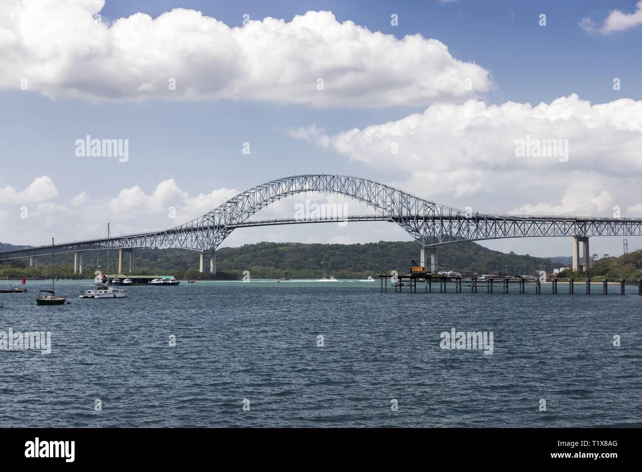 Il Ponte delle Americhe, un famoso punto di riferimento internazionale ponte stradale a Panama che abbraccia il Pacifico ingresso al Canale di Panama Foto Stock