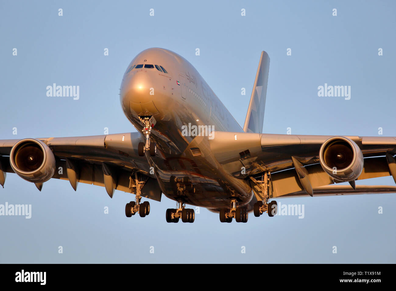 A6 APD Etihad Airways Airbus A380-800 l'atterraggio all'aeroporto di Londra Heathrow Foto Stock