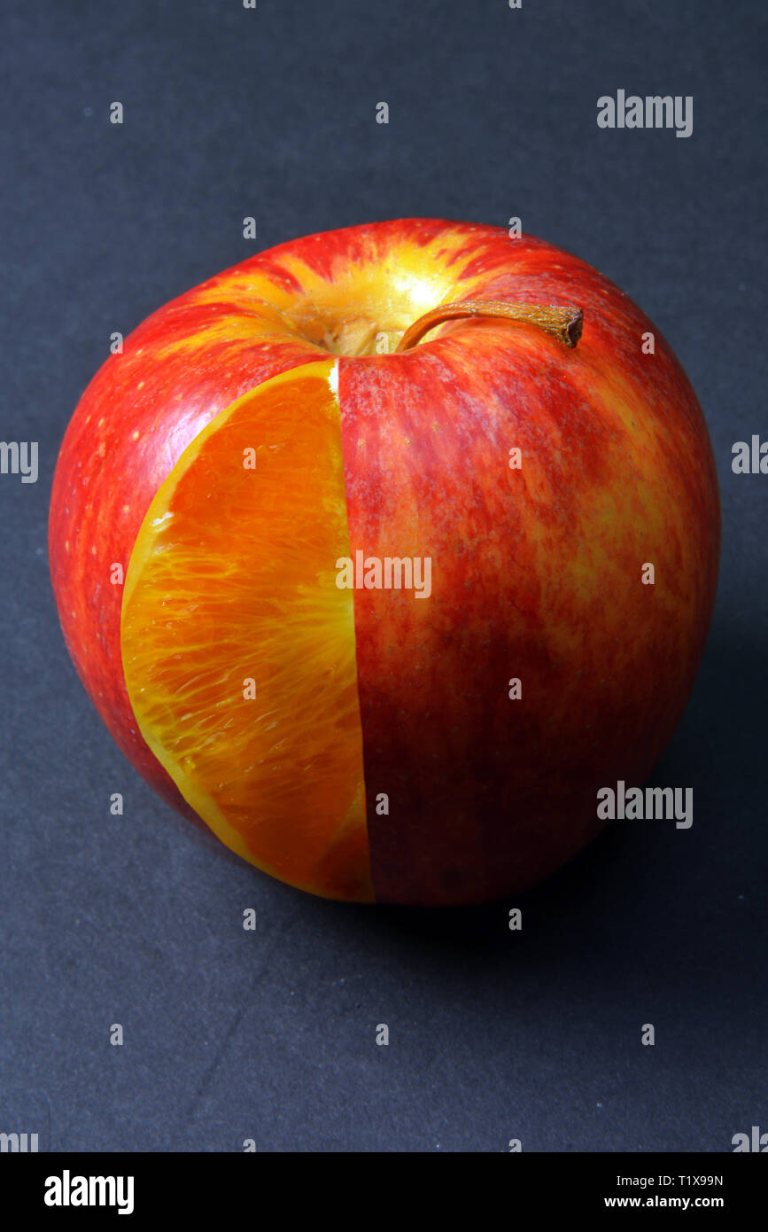 Photoshop composito di un n Apple e Orange combinati in un telaio. Skin Apple e forma, con Orange interni. Foto Stock