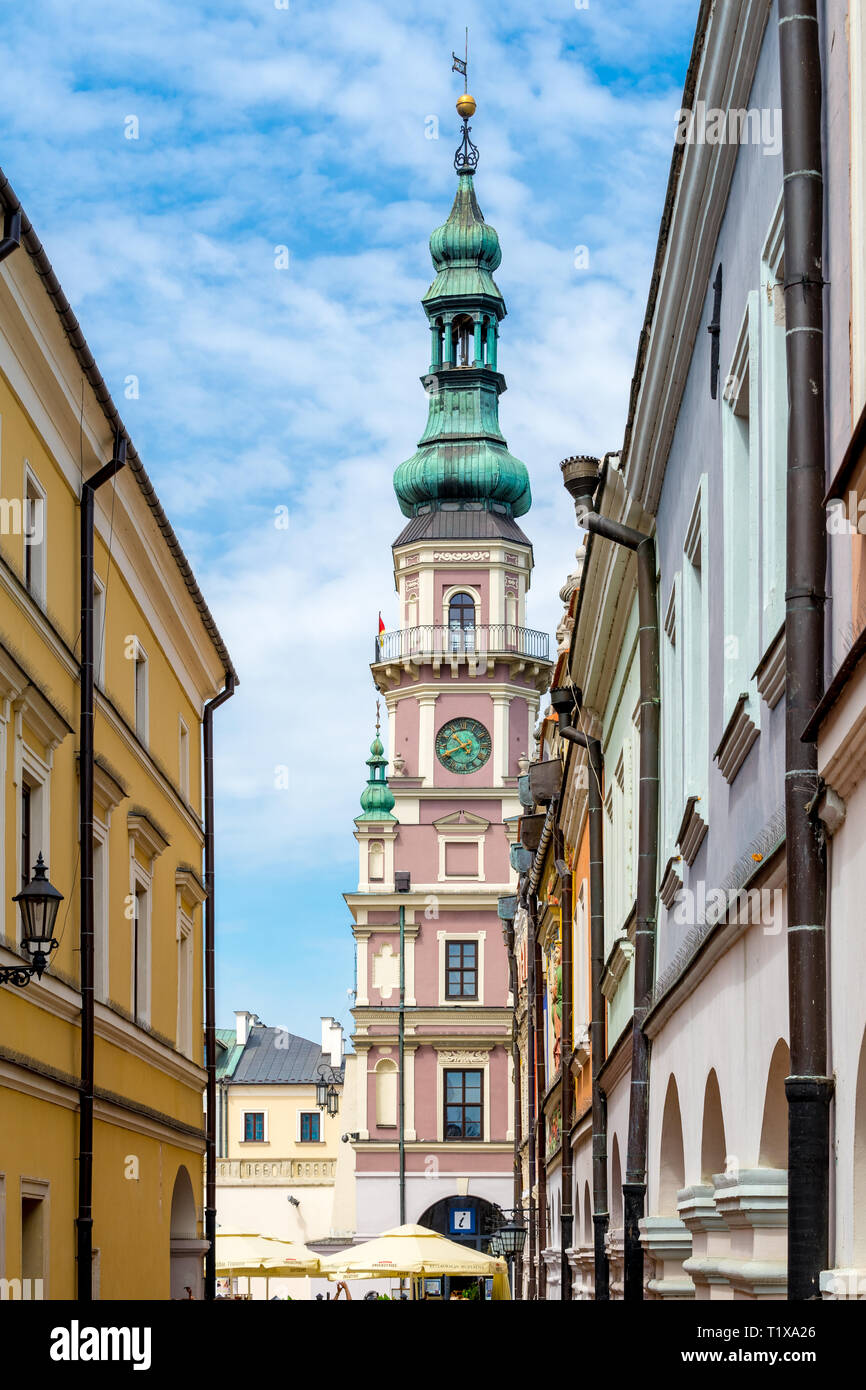 Zamość Municipio torre sulla grande piazza del mercato, Polonia. Vista da Ormianska street. Edificio è il più prominente nella città. Esso costruito alla fine del Foto Stock