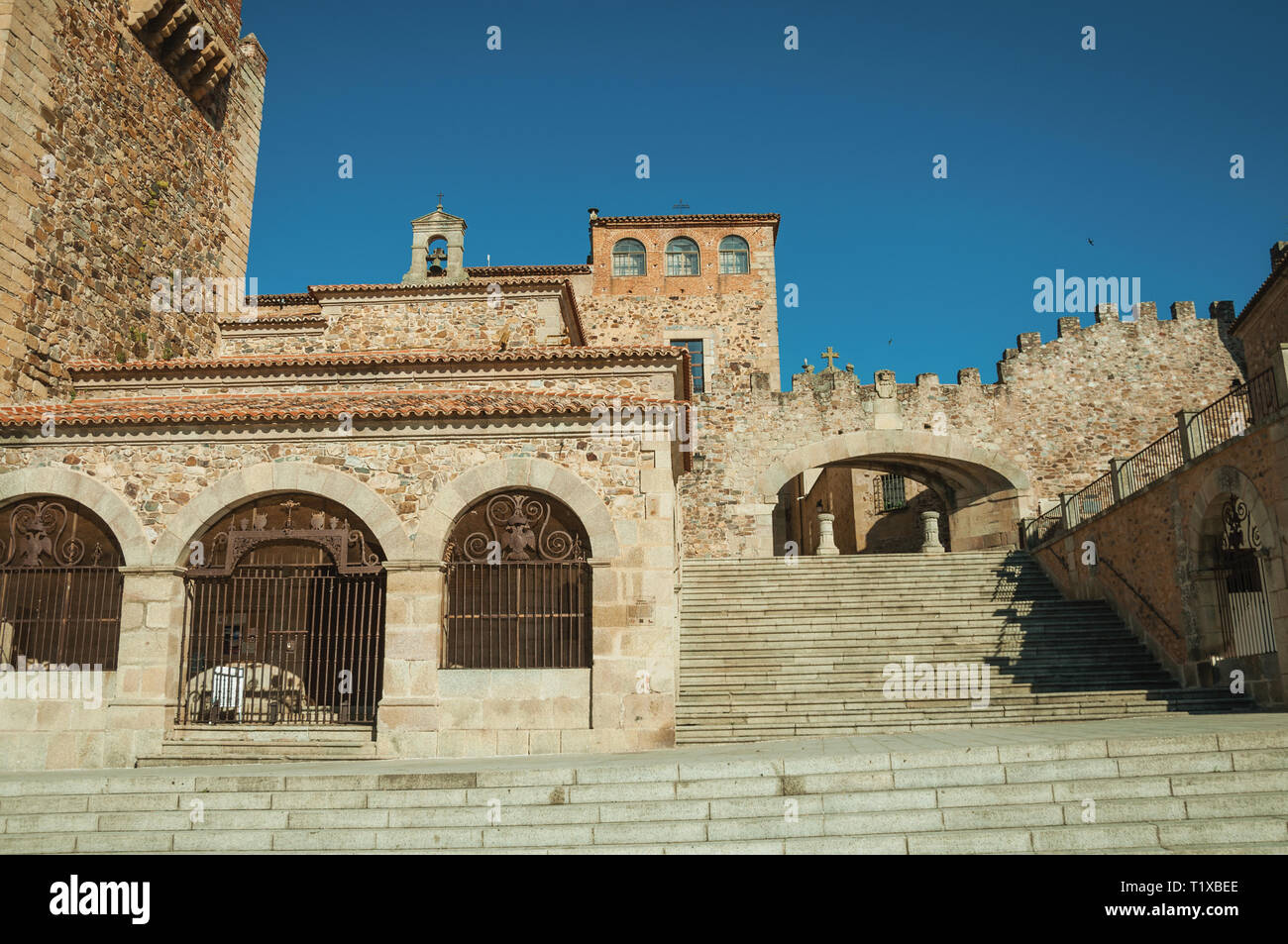 Grande Scala con vecchi edifici che portano all'entrata del centro storico di Caceres. Una città affascinante con una completamente preservato centro storico in Spagna. Foto Stock