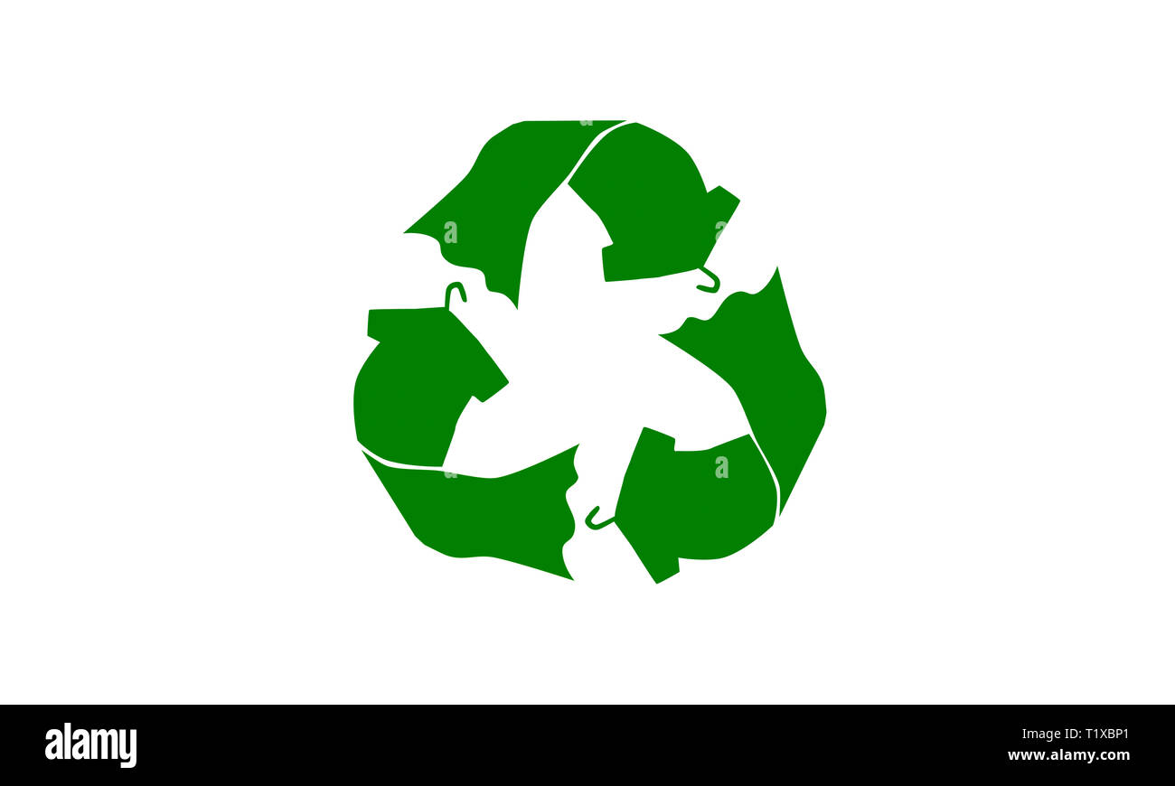 Simbolo di riciclaggio realizzato con t shirt abiti sul concetto di appendino illustrazione riutilizzare e riciclare abbigliamento e tessuti per ridurre il volume dei rifiuti da collocare a discarica Foto Stock