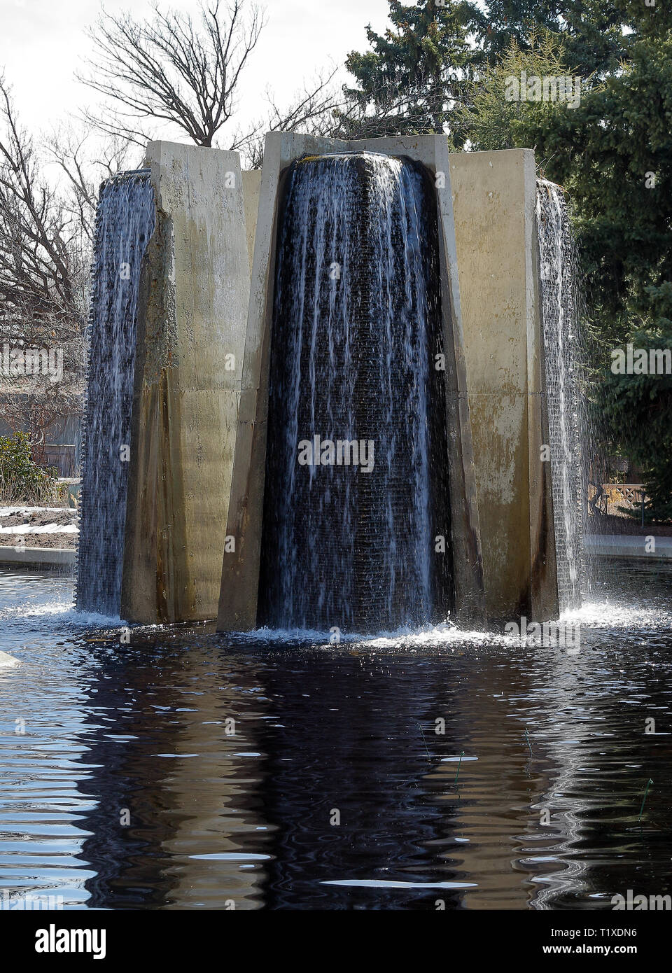 Bella la moderna fontana a Denver Botanic Gardens su un inizio di giornata di primavera Foto Stock